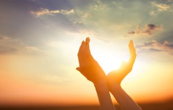 Achtsamkeit, Coaching, Sonnenuntergang, Harmonie, Balance, Hände halten die untergehende Sonne Achtsamkeit, Coaching, Sonnenuntergang, Harmonie, Balance, Hände halten die untergehende Sonne